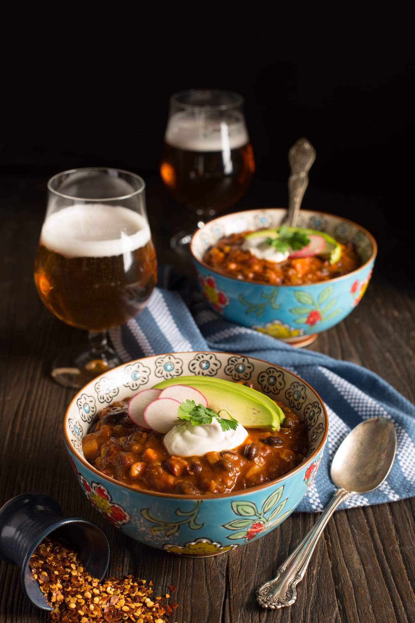 chili in bowls with beer in glasses