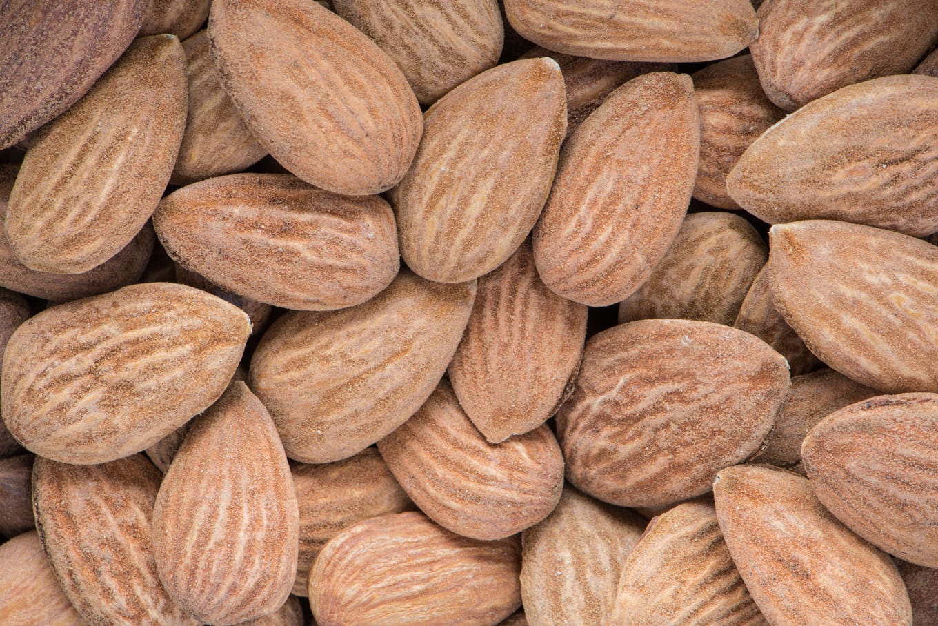 antioxidant-containing raw almonds