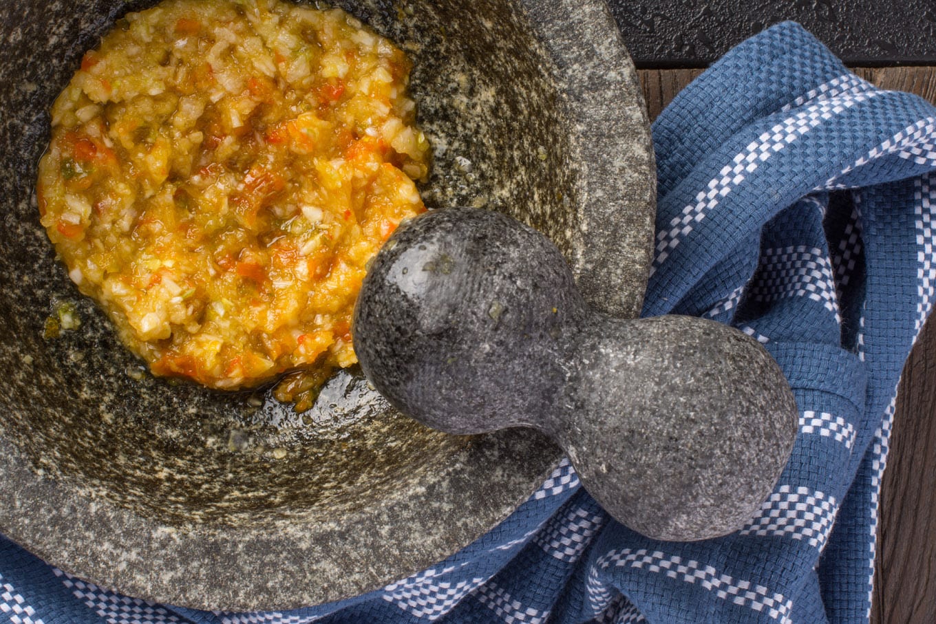 onion and garlic in pestle